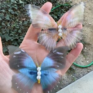 2pcs of Butterfly decoration.